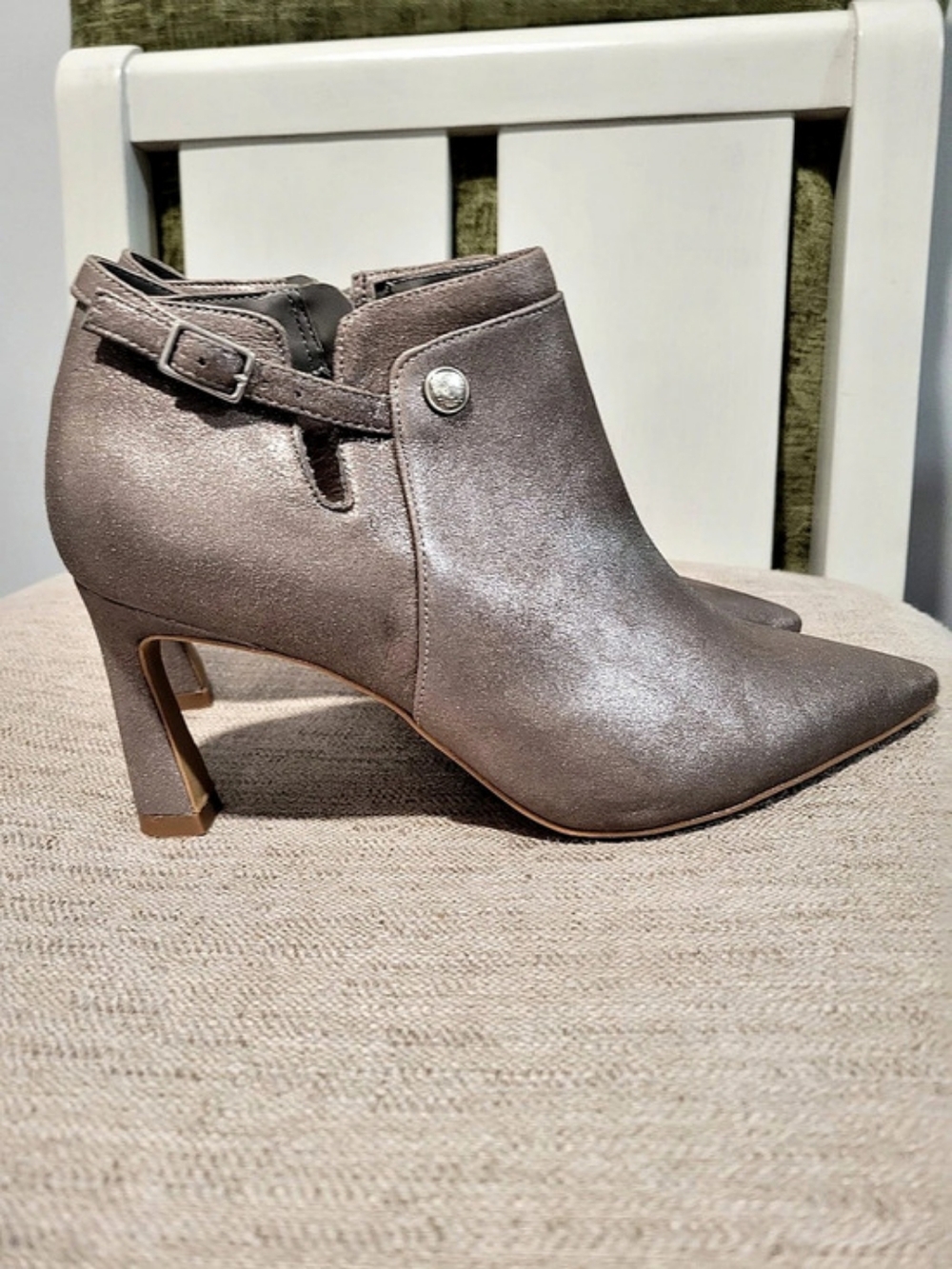 Vince Camuto Keeshey Pointed-Toe Ankle Boots in Pewter US 8.5 Great Condition